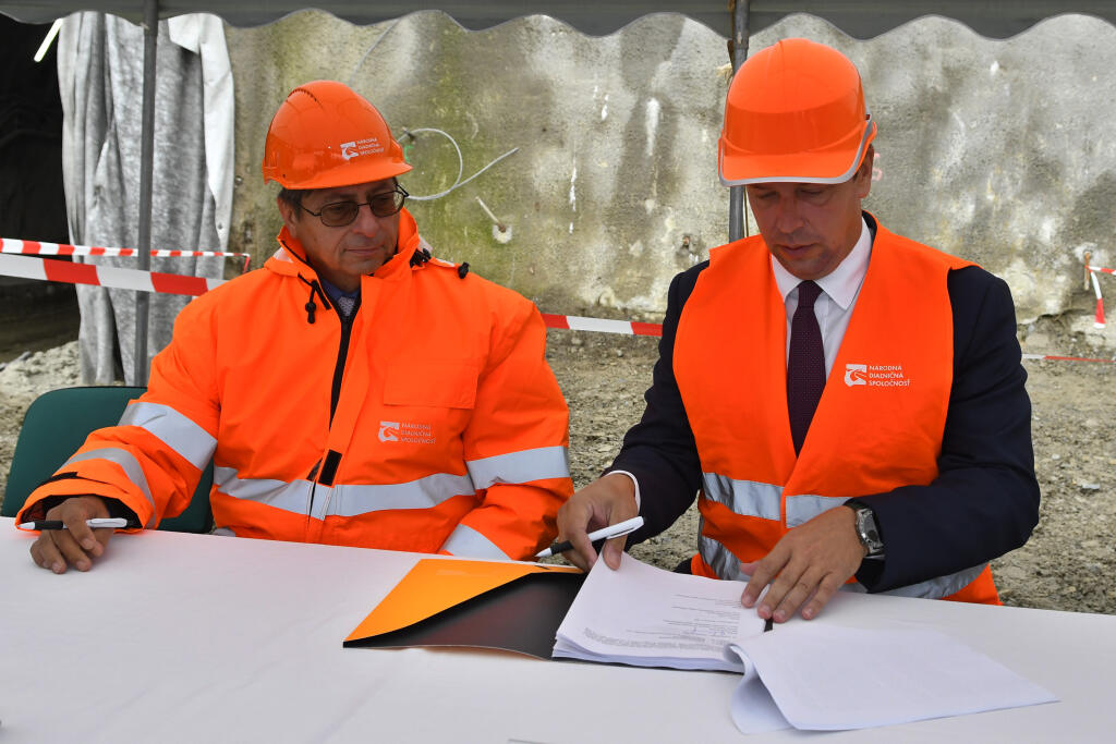 Viac ako 67,7 milióna eur pôjde na preplatenie časti projektu výstavby R4 Prešov - severný obchvat, I. etapa, z eurofondov. Minister dopravy SR Andrej Doležal a predseda predstavenstva NDS a.s. Juraj Tlapa v Prešove pri severnom portáli cestného tunela Bikoš v utorok podpísali zmluvu o poskytnutí nenávratného finančného príspevku z Operačného programu Integrovaná infraštruktúra.
Na snímke vpravo minister dopravy SR Andrej Doležal a vľavo predseda predstavenstva NDS a.s. Juraj Tlapa pri podpise z