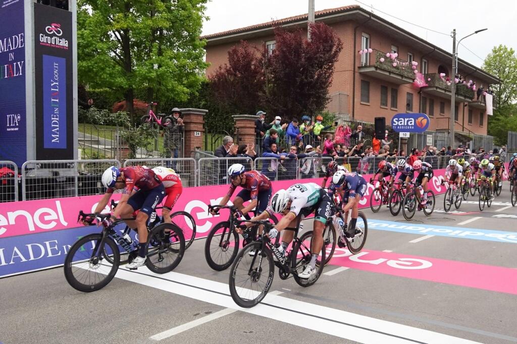 Elia Viviani (vľavo) preťal cieľ na štvrtom mieste. Peter Sagan (vpravo) skončil tretí.