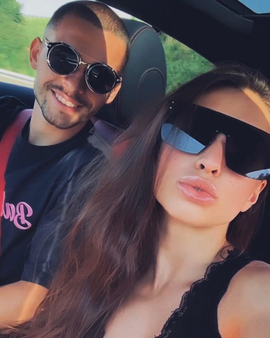 Párik si užíva spoločné chvíle voľna aj na dovolenkách.