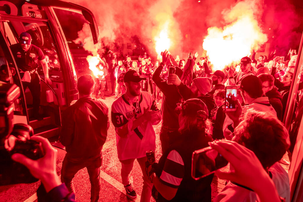 Hokejisti HC Slovan Bratislava zvíťazili v šiestom zápase finále Kaufland play off Tipos extraligy 2021/2022 a získali titul majstra SR. Šiesty zápas vyhrali s HK Nitra 5:2 a celú sériu 4:2 na zápasy. Na snímke oslavujú hráči s fanúšikmi na benzínovej pumpe v Zelenči.