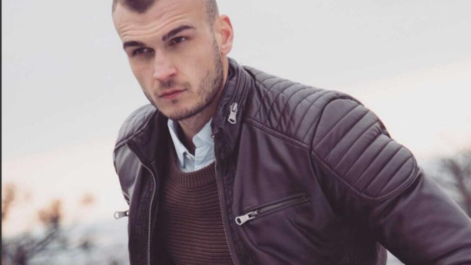 Herec Jakub Kuka zažiari už v januári v seriáli Za sklom 2.