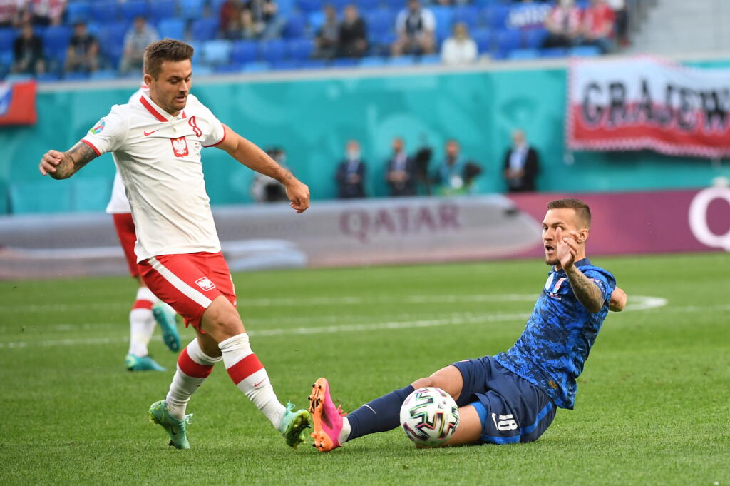 Na snímke vpravo slovenský hráč Lukáš Haraslín a vľavo poľský hráč Karol Linetty v zápase E-skupiny na majstrovstvách Európy vo futbale Poľsko - Slovensko 14. júna 2021 v ruskom Petrohrade. FOTO TASR - Martin Baumann