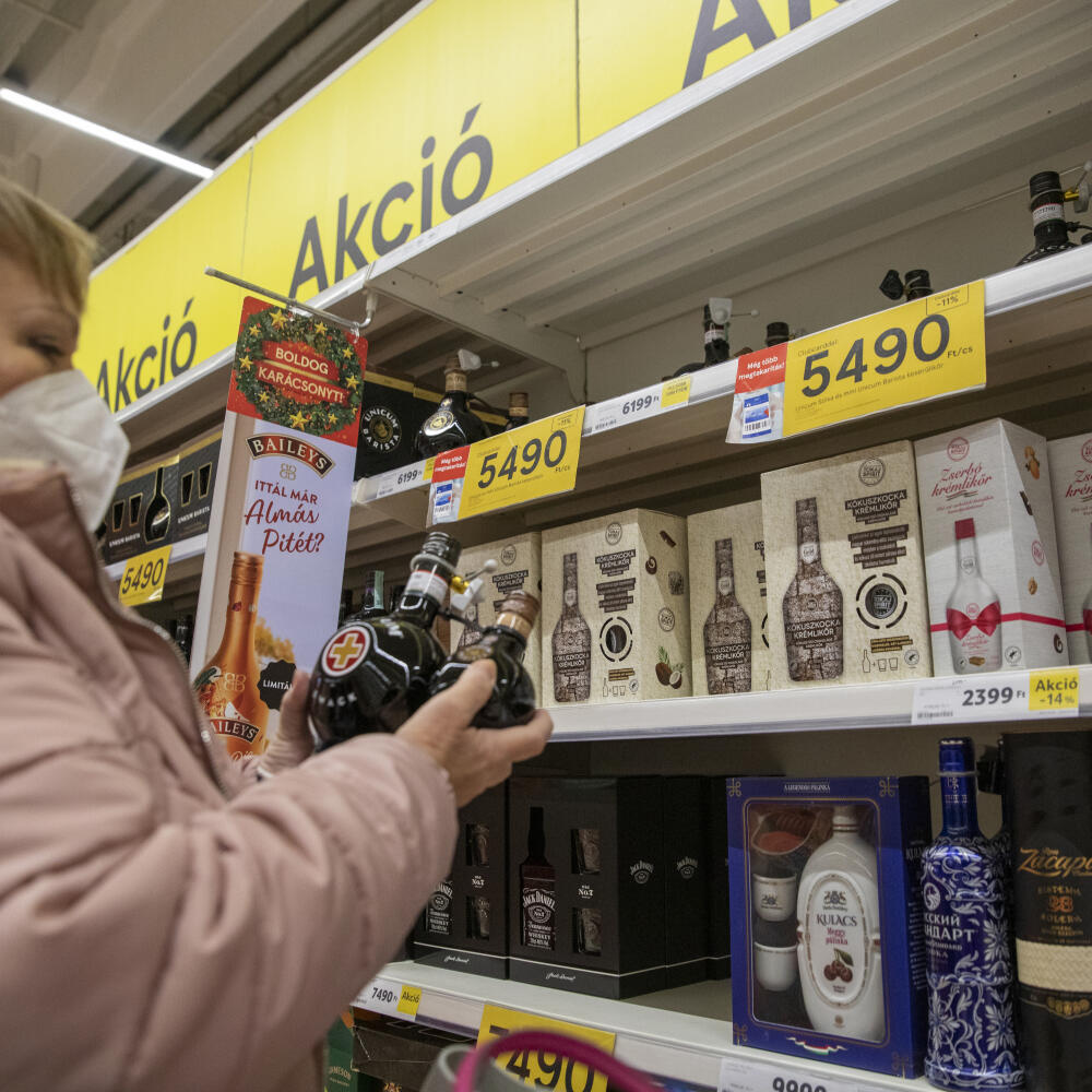 Reportáž otvorené obchody a trhy počas pandémie v Maďarsku.
Na snímke nákup a ceny v Tesco Mosonmagyaróvár.