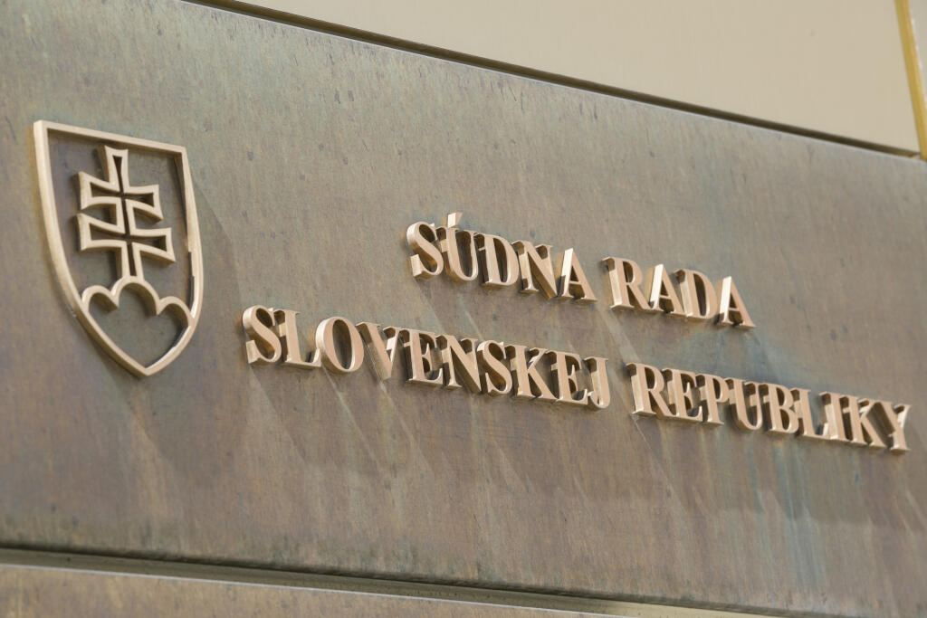Na snímke tabuľa na budove s nápisom, v ktorej sídli Súdna rada SR na Hlavnom námestí v Bratislave 23. júla 2020. FOTO TASR - Jaroslav Novák