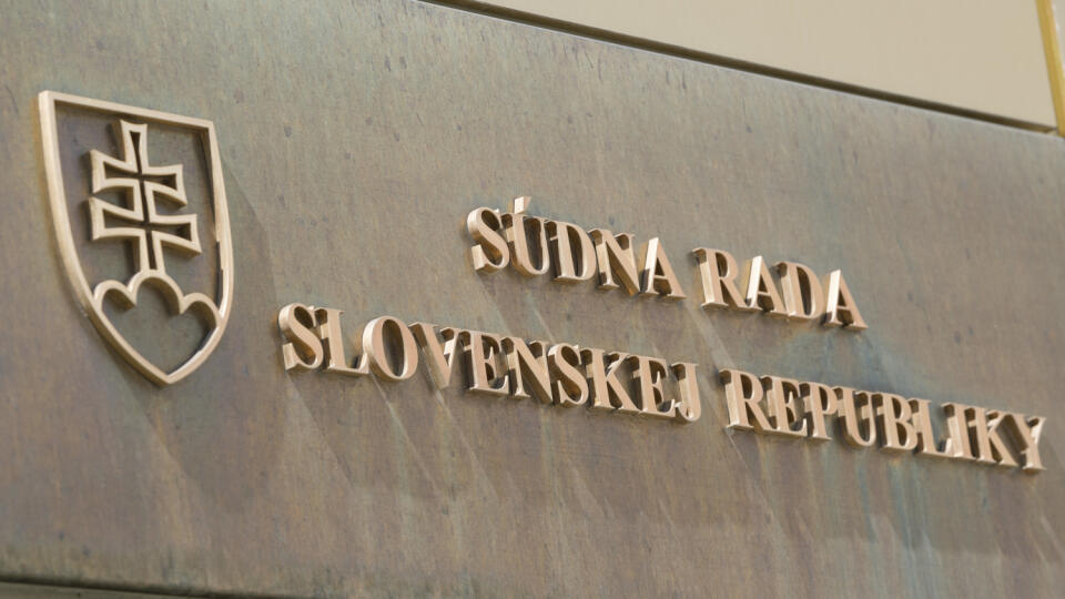 Na snímke tabuľa na budove s nápisom, v ktorej sídli Súdna rada SR na Hlavnom námestí v Bratislave 23. júla 2020. FOTO TASR - Jaroslav Novák