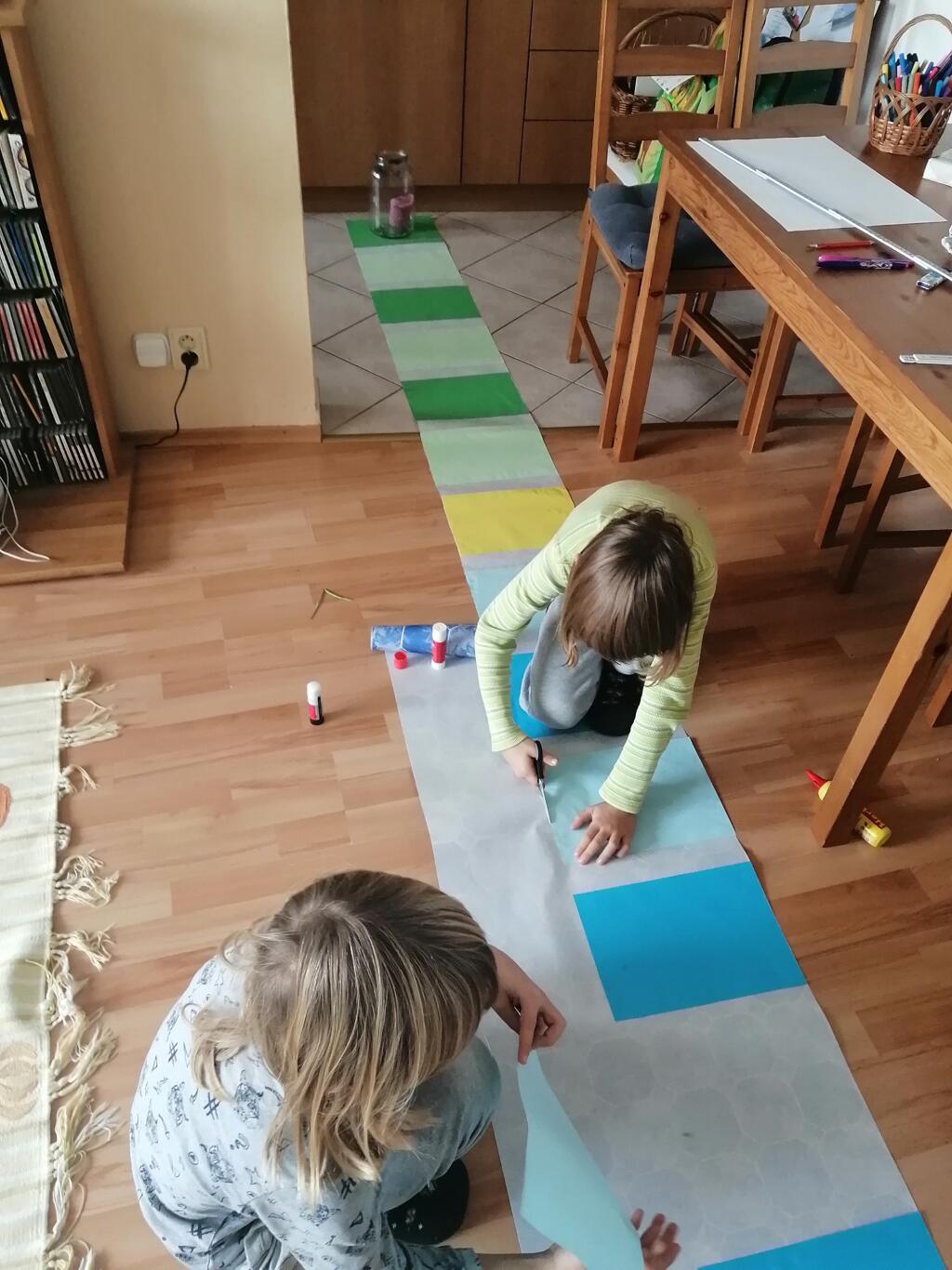 Deti sa doma uvoľnia a rodičia na deti menej tlačia. Začnú im dôverovať a prenechajú im viac zodpovednosti za výber vecí a tém, ktorým sa chcú venovať. To sa prejaví na ich samostatnosti a tvorivosti.