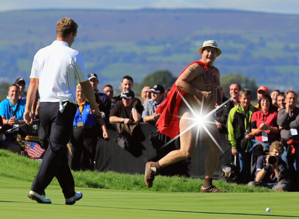 História golfu je plná narušitešov turnajov. V minulosti sa našlo množstvo fanúšikov, ktorí často vybehli na green úplne nahí a okorenili priebeh turnaja.