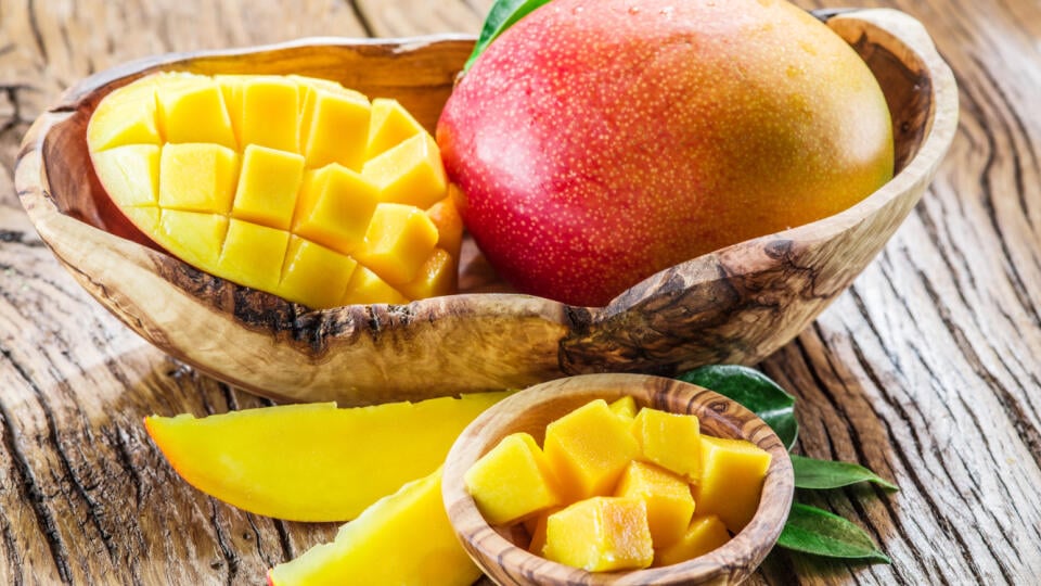 Mango,Fruit,And,Mango,Cubes,On,The,Wooden,Table.