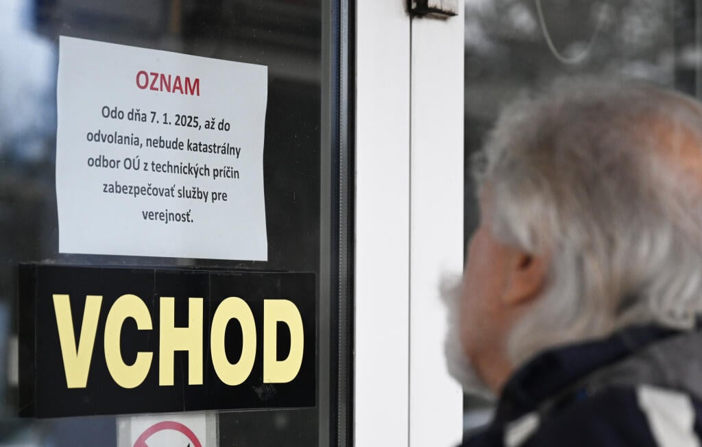 Na snímke občan číta oznam o zatvorení Katastrálneho odboru OÚ kvôli kybernetickému útoku v Košiciach 9. januára 2025. FOTO TASR – František Iván 