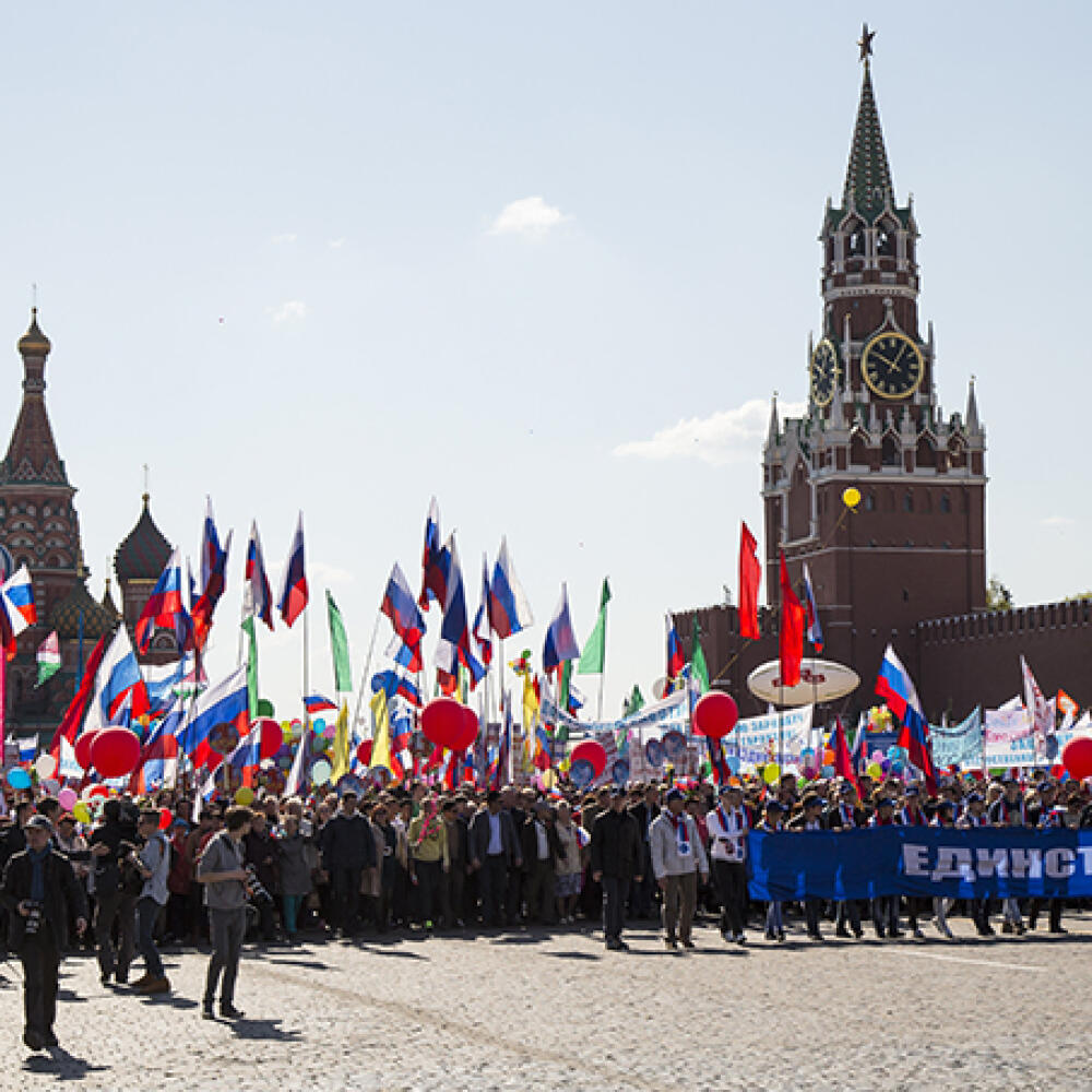 JB 17 Moskva - Rusi mávajú zástavami a skandujú počas prvomájových osláv na Červenom námestí v Moskve 1. mája 2016. FOTO TASR/AP
Russians wave flags and cheer as they walk on Red Square to mark May Day in Moscow, Russia, Sunday, May 1, 2016, with the St. Basil's Cathedral, left, and Spasskaya Tower, right, in the background. As in Soviet times, about one hundred thousand of cheerful workers paraded across Red Square despite a chilly rain, but instead of red flags with the Communist hammer and