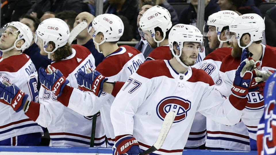 EBE 5 New York - Na snímke dole vľavo hráč Montrealu Kirby Dach oslavuje so stredačkou gól v zápase hokejovej NHL New York Rangers - Montreal Canadiens v noci na 16. januára 2023. FOTO TASR/AP

Montreal Canadiens center Kirby Dach (77) celebrates with teammates after scoring a goal against the New York Rangers in the second period of an NHL hockey game Sunday, Jan. 15, 2023, in New York. (AP Photo/Adam Hunger)