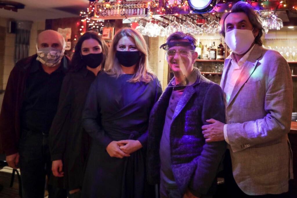 Zuzana Čaputová sa do divadla vybrala so svojim priateľom. Po skončení hry sa odfotila aj so známymi hercami.