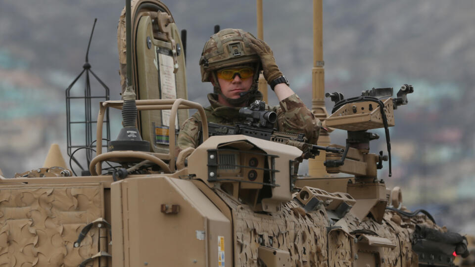 JB 7 Kábul - Britský vojak NATO v rámci operácie Resolute Support v Afganistane prichádza na miesto útoku v Kábule 25. marca 2020. Najmenej štyria ľudia zahynuli pri útoku skupiny neznámych ozbrojencov na sikhský chrám, ku ktorému došlo v stredu v severozápadnej časti afganskej metropoly Kábul. FOTO TASR/AP
A British soldier with NATO-led Resolute Support Mission forces arrives at the site of an attack in Kabul, Afghanistan, Wednesday, March 25, 2020. Gunmen stormed a religious gathering of Afg