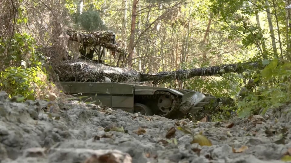 KK26 - Na snímke z videa, ktoré zverejnilo ruské ministerstvo obrany v nedeľu 8. septembra 2024, tank ruskej armády v Kurskej oblasti na území Ruska. FOTO TASR/AP
In this photo made from video released by the Russian Defense Ministry on Sunday, Sept. 8, 2024, a Russian tank takes up firing positions at an undisclosed location in the Russian/Ukrainian border area, in ​​the Kursk region, Russia. (Russian Defense Ministry Press Service photo via AP)