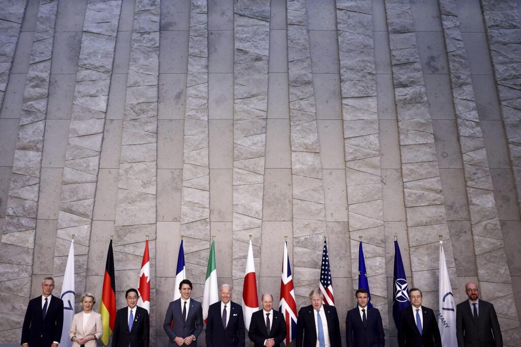 PK 7 Brusel - Na snímke zľava generálny tajomník NATO Jens Stoltenberg, predsedníčka Európskej komisie Ursula von der Leyenová, japonský premiér Fumio Kišida, kanadský premiér Justin Trudeau, americký prezident Joe Biden, nemecký kancelár Olaf Scholz, britský premiér Boris Johnson, francúzsky prezident Emmanuel Macron, taliansky premiér Mario Draghi a predseda Európskej rady Charles Michel pózujú na fotografii lídrov G7 počas summitu Severoatlantickej aliancie NATO, na ktorom sa bude diskutovať 