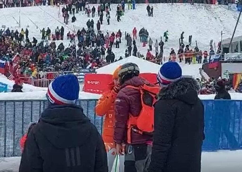 Po pretekoch Petra čoci vysvetľovala bratovi Boprisovi a hádzala pri tom palicou.