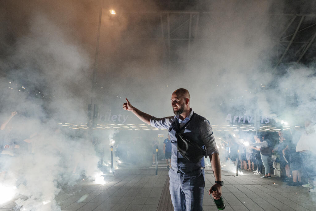 Fanúšikovia ŠK Slovan Bratislava pripravili pre hráčov na bratislavskom letisku špeciálne uvítanie po návrate tímu z odvetného zápasu playoff Európskej ligy proti gréckemu Paok FC. Na snímke Ivan Kmotrík mladší.