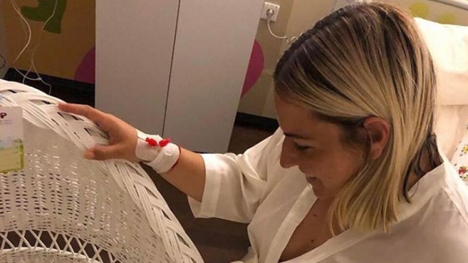 Dominika Cibulková sa na svojom instagrame pochválila najnovšou fotkou, na ktorej prvýkrát odkrýva tvár svojho synčeka. Malého Jakubka tak konečne vidí aj verejnosť. Pod fotku vyjadrila svoje pocity slovami