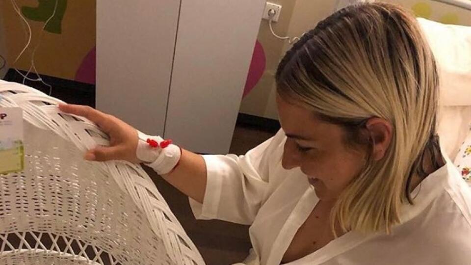 Dominika Cibulková sa na svojom instagrame  pochválila najnovšou fotkou, na ktorej prvýkrát odkrýva tvár svojho synčeka. Malého Jakubka tak konečne vidí aj verejnosť. Pod fotku vyjadrila svoje pocity slovami "Teraz žiadne slová nie sú potrebné."