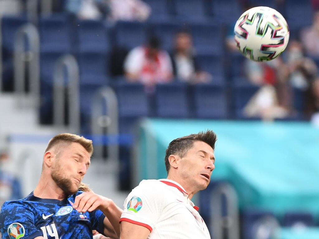 Na snímke sprava poľský hráč Robert Lewandowski a slovenský hráč Milan Škriniar v zápase E-skupiny na majstrovstvách Európy vo futbale Poľsko - Slovensko 14. júna 2021 v ruskom Petrohrade. FOTO TASR - Martin Baumann