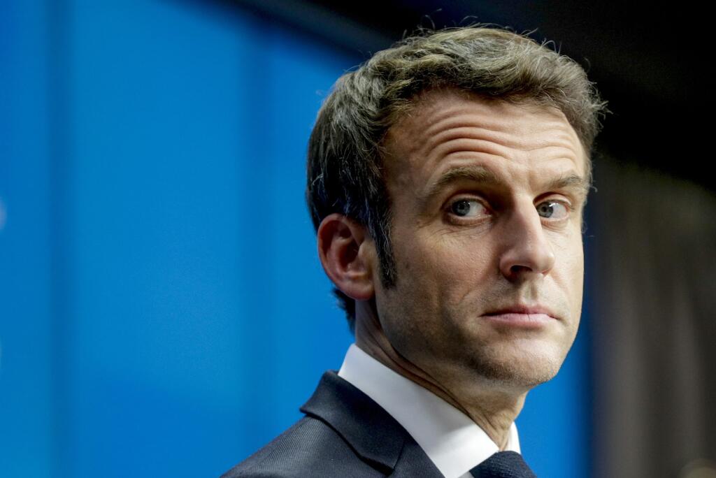 WA 2 Brusel - Francúzsky prezident Emmanuel Macron počúva otázky novinárov počas tlačovej konferencie po skončení mimoriadneho samitu lídrov krajín EÚ v súvislosti s rusko-ukrajinskou krízou v Bruseli v piatok 25. februára 2022. FOTO TASR/AP 

French President Emmanuel Macron listens to questions during a media conference after an extraordinary EU summit on Ukraine in Brussels, Friday, Feb. 25, 2022. European Union leaders put on a united front after a six-hour meeting during which they agreed o