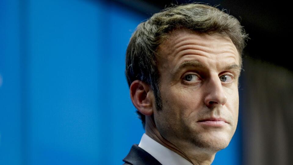 WA 2 Brusel - Francúzsky prezident Emmanuel Macron počúva otázky novinárov počas tlačovej konferencie po skončení mimoriadneho samitu lídrov krajín EÚ v súvislosti s rusko-ukrajinskou krízou v Bruseli v piatok 25. februára 2022. FOTO TASR/AP
French President Emmanuel Macron listens to questions during a media conference after an extraordinary EU summit on Ukraine in Brussels, Friday, Feb. 25, 2022. European Union leaders put on a united front after a six-hour meeting during which they agreed o