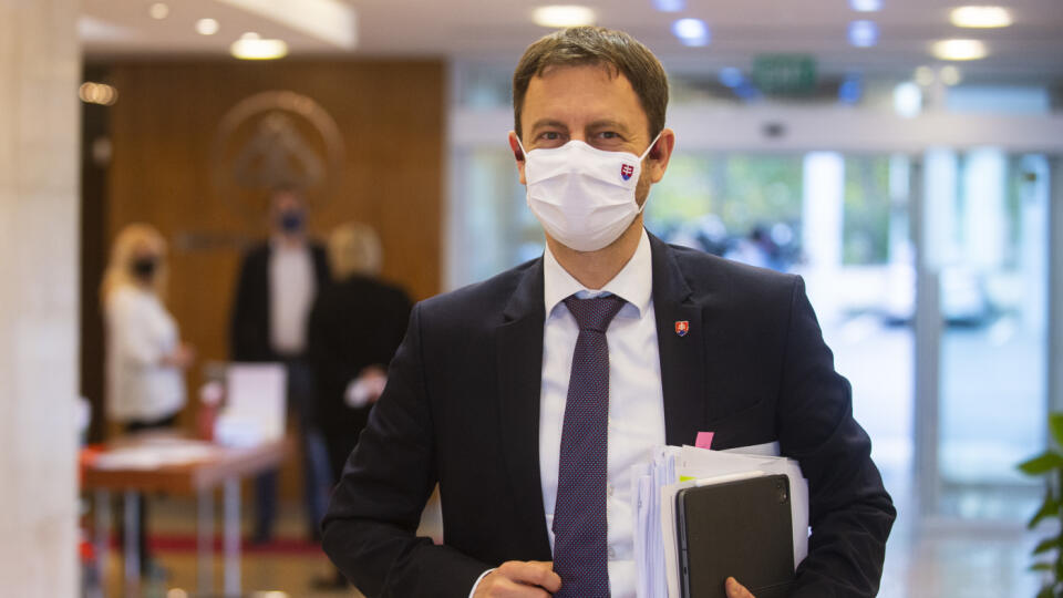 Na snímke minister financií SR Eduard Heger (OĽaNO) prichádza na zasadnutie Ústredného krízového štábu SR 2. novembra 2020 v Bratislave. FOTO TASR - Jakub Kotian