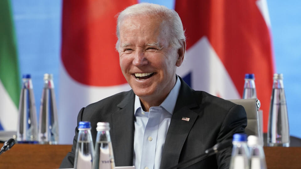 JB 32 Krün - Americký prezident Joe Biden sa usmieva počas slávnostného obeda lídrov skupiny G7 v rámci summitu G7 na zámku Elmau v nemeckom meste Krün pri Garmisch-Partenkirchene 27. júna 2022. Skupina najvyspelejších krajín sveta G7 zajtra oznámi zákaz dovozu ruského zlata. Toto opatrenia bude súčasťou nového balíka sankcií proti Moskve za jej vojnu proti Ukrajine. FOTO TASR/AP
President Joe Biden smiles as he waits for the start of a lunch with the Group of Seven leaders at the Schloss Elmau