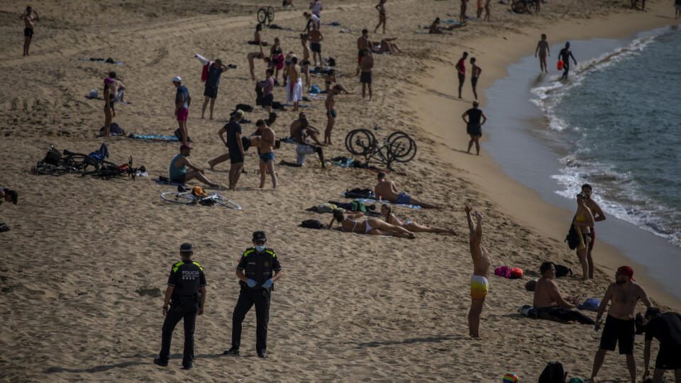 WA 32 Barcelona - Policajti dohliadajú na dodržiavanie pravidiel a vyzývajú ľudí, aby nesedeli na pláži v Barcelone 3. júna 2020. Španielsko druhý deň po sebe nezaznamenalo žiadne úmrtie v súvislosti s ochorením COVID-19, informoval španielsky minister zdravotníctva. FOTO TASR/AP
Police officers stand at the beach as they ask people to not sit, in Barcelona, Spain, Wednesday, June 3, 2020. Spain's Health Ministry says it recorded no deaths from COVID-19 Wednesday, for a second day in a row. (