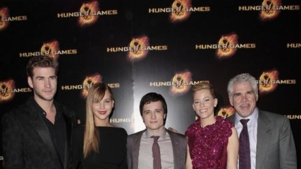 Herci Liam Hemsworth,Jennifer Lawrence, Josh Hutcherson, Elizabeth Banks a režisér filmu Hry o život Gary Ross.