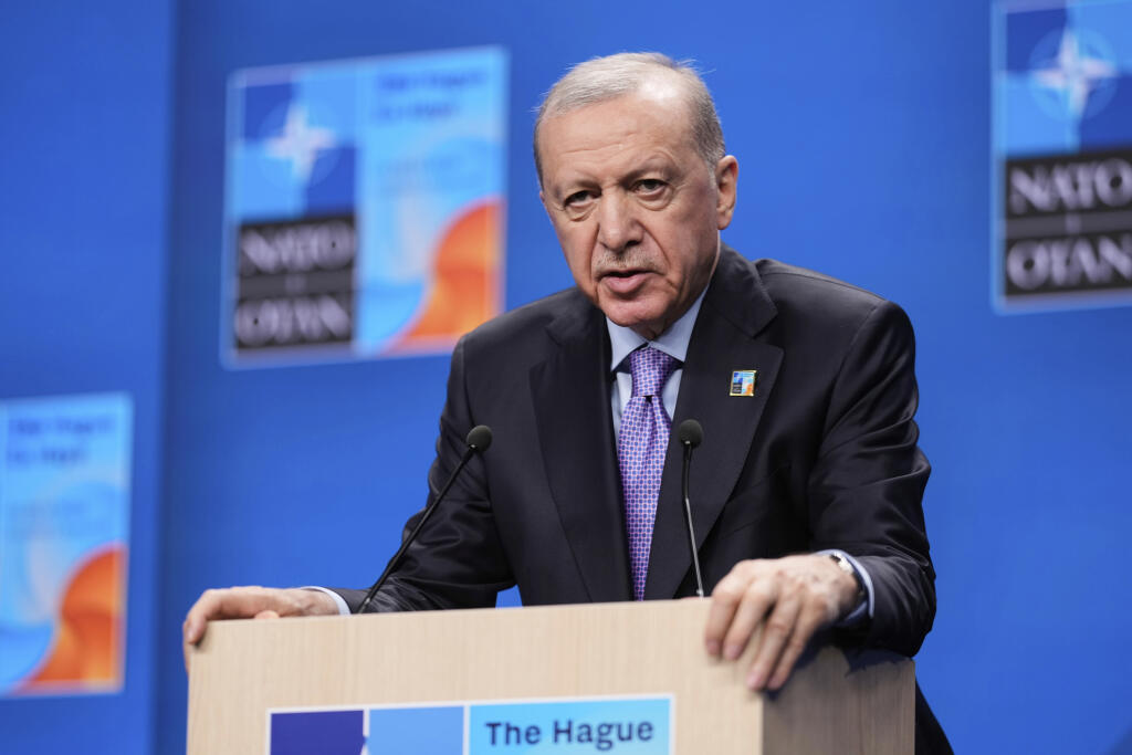 AZ3 Haag - Turecký prezident Recep Tayyip Erdogan reční počas svojho prejavu na summite NATO v holandskom Haagu 25. júna 2025. FOTO TASR/AP

Turkish President Recep Tayyip Erdogan listens to questions during a press conference after the plenary session at the NATO summit in The Hague, Netherlands, Wednesday, June 25, 2025. (AP Photo/Markus Schreiber)