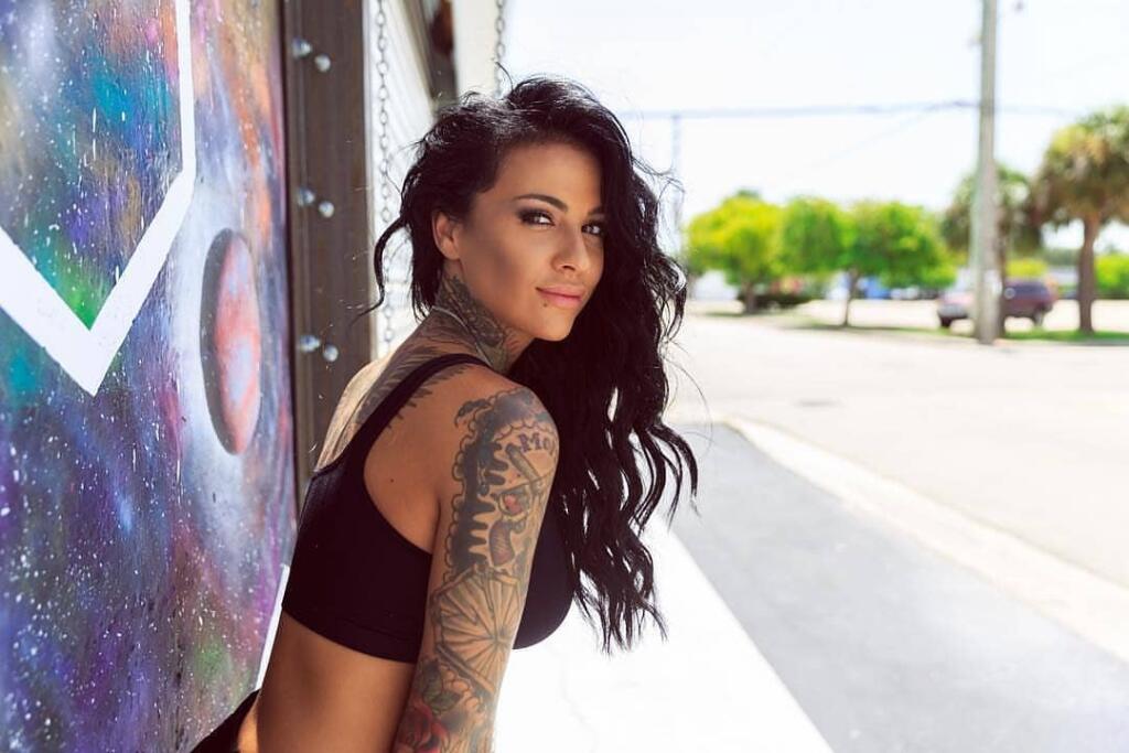 Je to poriadna divoška. Zahra Schreiberová (32) sa preslávila ako wrestlerka, ktorú však z najprestížnejšej organizácie vyhodili. Kariéru sa teraz snaží nakopnúť v inom odvetví. Za peniaze sa vyzlieka na sociálnych sieťach pre dospelých.