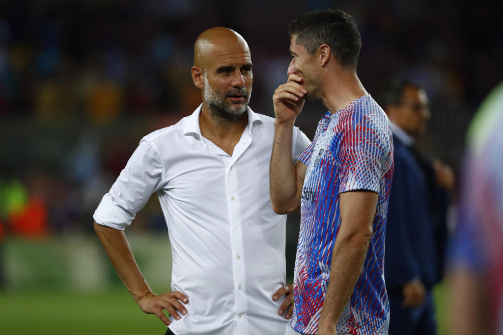 PK 10 Barcelona - Na snímke zľava tréner Manchestru Pep Guardiola a hráč Barcelony Robert Lewandowski sa zhovárajú po priateľskom charitatívnom zápase FC Barcelona - Manchester City (3:3) v Barcelone 24. augusta 2022. FOTO TASR/AP
Manchester City's head coach Pep Guardiola, left, speaks with Barcelona's Robert Lewandowski end of a charity friendly soccer match between Barcelona and Manchester City at the Camp Nou stadium in Barcelona, Spain, Wednesday, Aug. 24, 2022. (AP Photo/Joan Monfort)