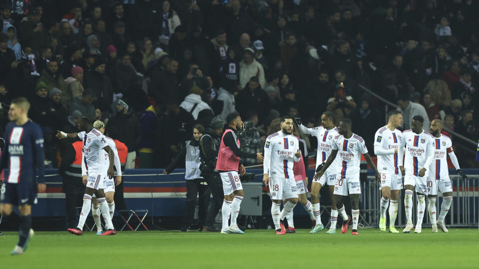 JB 14 Paríž - Hráči Lyonu oslavujú po úvodnom góle Bradleyho Barcolu v zápase francúzskej ligy League One Paríž St. Germain – Olympique Lyon v Paríži 2. apríla 2023. FOTO TASR/AP
Lyon's team players celebrate afeter Bradley Barcola scored the opening goal during the French League One soccer match between Paris Saint-Germain and Lyon at the Parc des Princes stadium in Paris, Sunday, April 2, 2023. (AP Photo/Aurelien Morissard)