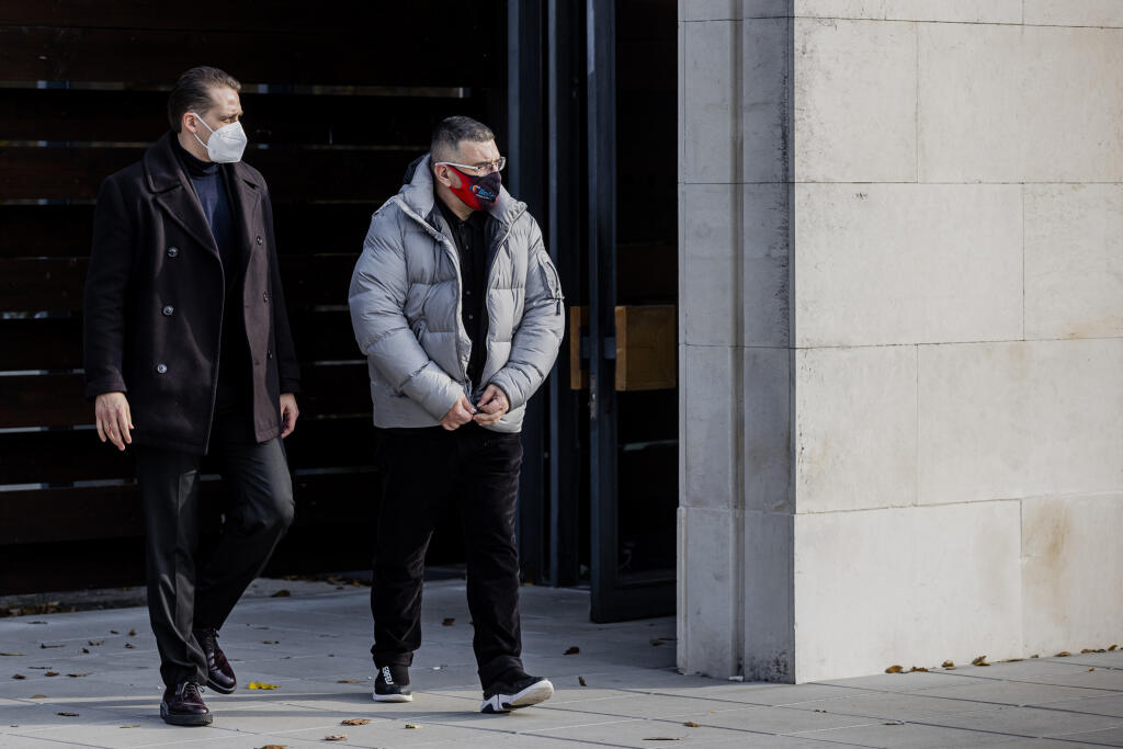 Smútoční hostia prichádzajú na poslednú rozlúčku s tragicky zosnulým Dušanom Pašekom mladším. Pašeka ml. našli obeseného na bratislavskej Kolibe 5. novembra 2021. Na snímke Ivo Ďurkovič.