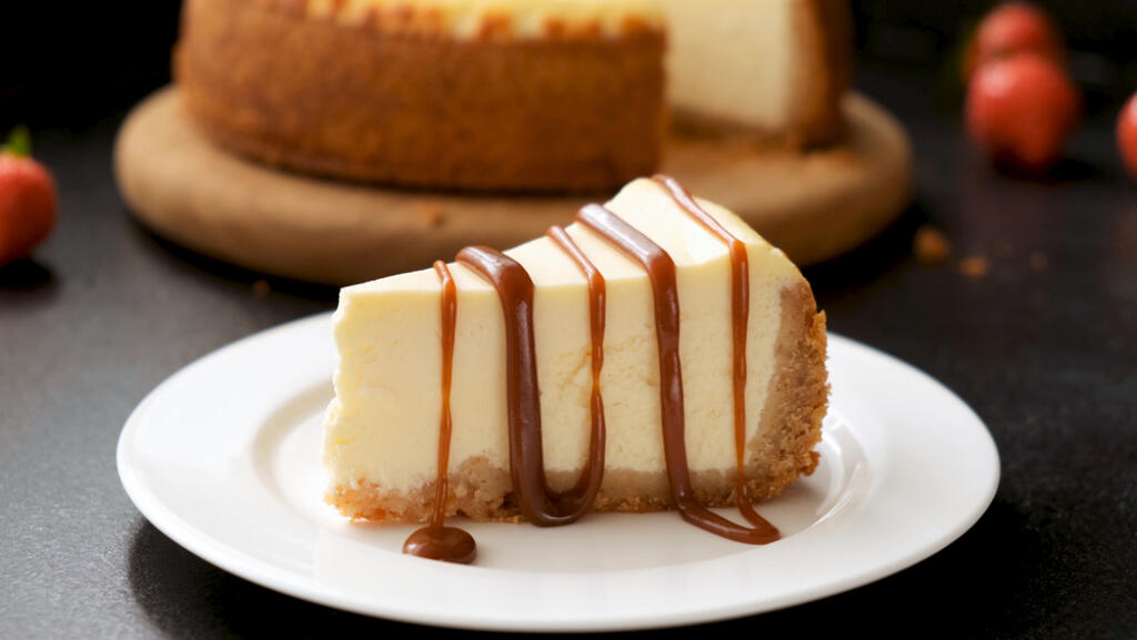 Cheesecake,With,Caramel,Sauce,On,Black,Background.,Tasty,Homemade,Caramel