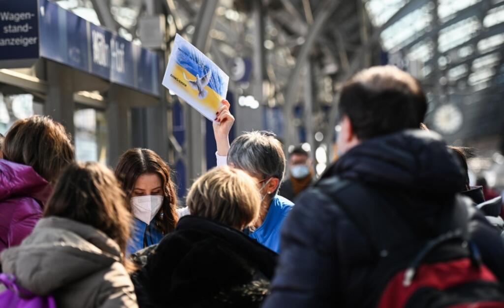 Viac ako 19.000 slovenských používateľov Facebooku zdieľalo v máji 2022 tvrdenia, podľa ktorých ukrajinským utečencom v Nemecku od 1. júna končí voľný pohyb a budú povinní hlásiť všetok svoj majetok nemeckým úradom, inak budú čeliť trestnej zodpovednosti. Tieto tvrdenia sú nepravdivé. Od 1. júna 2022 budú mať ukrajinskí utečenci v Nemecku v skutočnosti možnosť poberať vyššie sociálne dávky ako doteraz. TASR na dezinformácie upozorňuje v spolupráci s tlačovou agentúrou AFP. FOTO: TASR/AFP