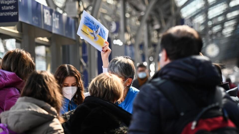 Viac ako 19.000 slovenských používateľov Facebooku zdieľalo v máji 2022 tvrdenia, podľa ktorých ukrajinským utečencom v Nemecku od 1. júna končí voľný pohyb a budú povinní hlásiť všetok svoj majetok nemeckým úradom, inak budú čeliť trestnej zodpovednosti. Tieto tvrdenia sú nepravdivé. Od 1. júna 2022 budú mať ukrajinskí utečenci v Nemecku v skutočnosti možnosť poberať vyššie sociálne dávky ako doteraz. TASR na dezinformácie upozorňuje v spolupráci s tlačovou agentúrou AFP. FOTO: TASR/AFP