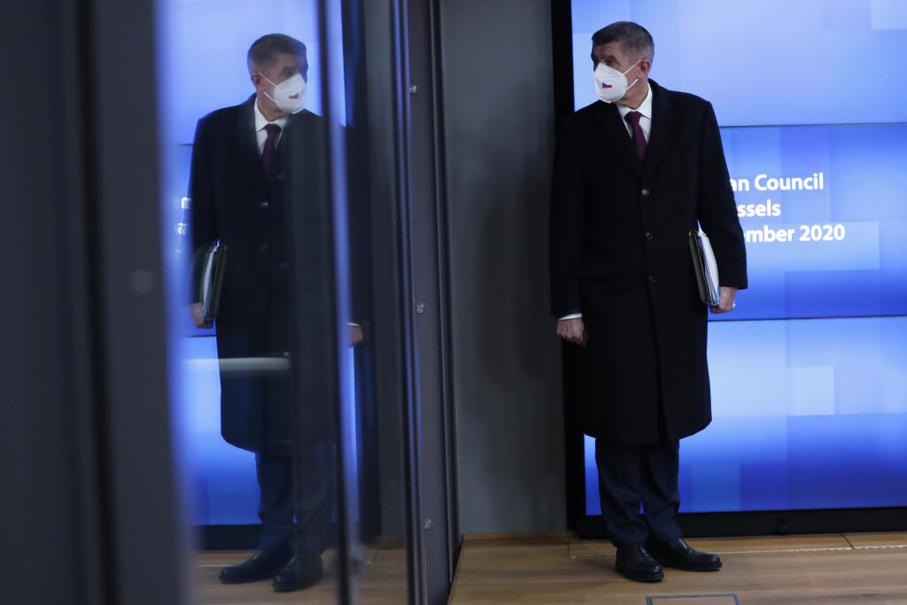 KK21 Brusel - Český premiér Andrej Babiš odchádza po summite EÚ 11. decembra 2020 v Bruseli. Lídri členských krajín EÚ sa v piatok ráno po dlhej noci rokovaní dohodli na stanovení ambicióznejšieho cieľa znížiť o 55 percent emisie skleníkových plynov už do roku 2030. Dohoda lídrov znamená, že emisie CO2 by mali do roku 2030 poklesnúť o 55 percent voči stavu z roku 1990. Doterajší cieľ pre tento dátum bol znížiť emisie o 40 percent. FOTO TASR/AP
Czech Republic's Prime Minister Andrej Babis is refl