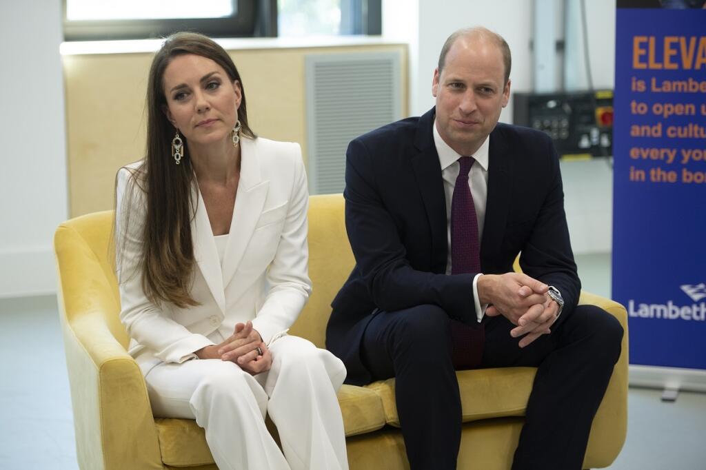 Vojvodkyňa Kate a princ William zavítali na udalosť Windrush Day v Londýne. Vojvodkyňa Kate neváhala vziať do rúk aj kameru, s ktorou vyzerala ako úplný profesionál. Ako vždy jej nechýbal úsmev na tvári.
