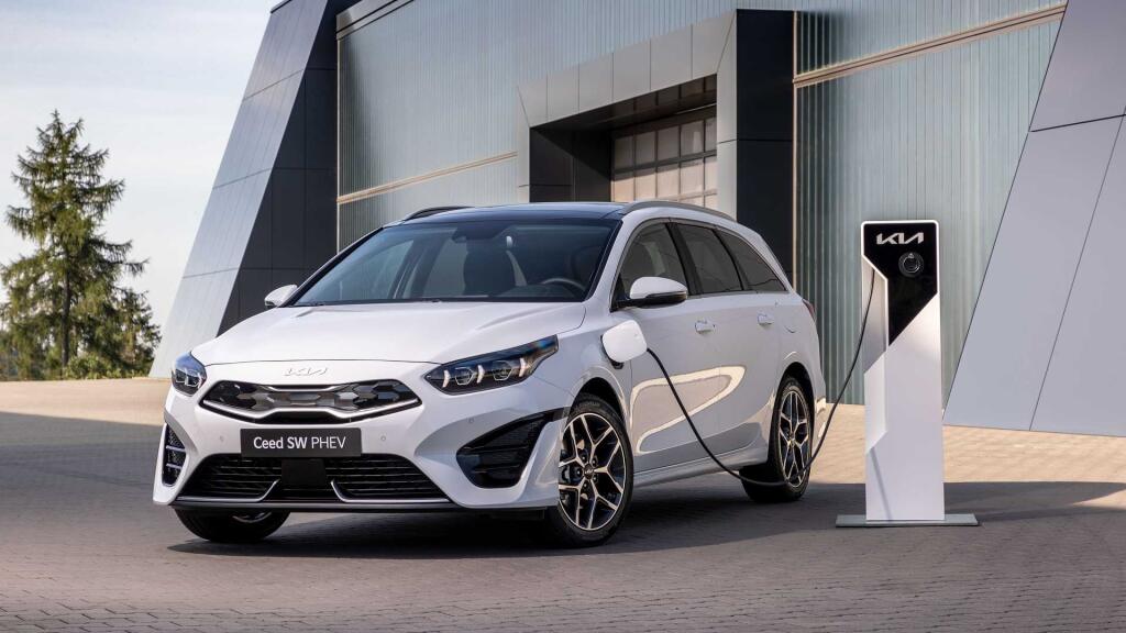 Rodina Kia Ceed a Proceed po facelifte.