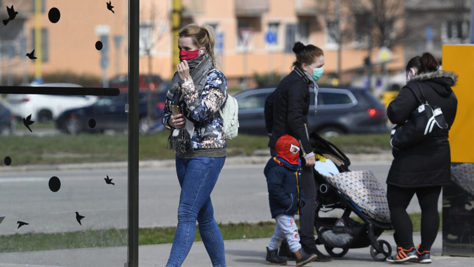 Pozor by ste si mali dávať aj na ulici. Koronavírus na vás môže preskočiť už za pár sekúnd.