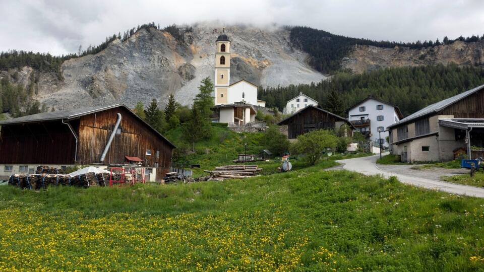 Z dediny Brienz/Brinzauls v kantóne Graubünden na východe Švajčiarska evakuovali obyvateľov po tom, ako úrady zhodnotili, že skalná masa s objemom dva milióny kubických metrov pri obci by sa mohla v priebehu niekoľkých dní zrútiť do údolia.