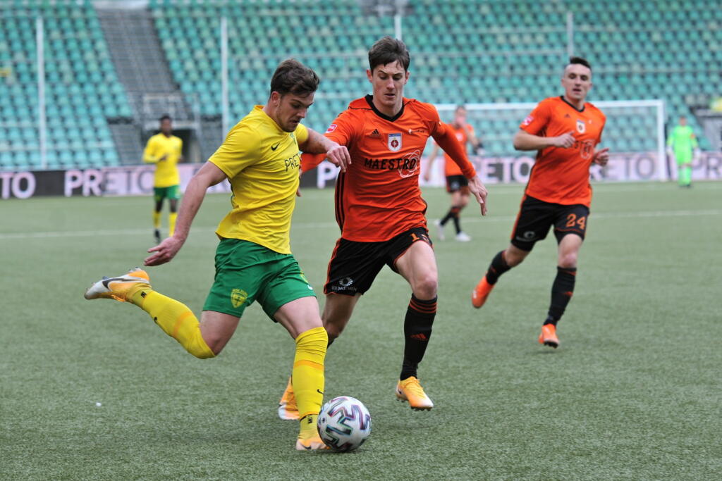 Na snímke vpravo Marek Zsigmud, Matej Madleňák (Ružomberok) a Matúš Rusnák (Žilina) počas 22. kola Fortuna ligy MŠK Žilina - MFK Ružomberok 6. marca 2021 v Žiline. FOTO TASR - Erika Ďurčová
