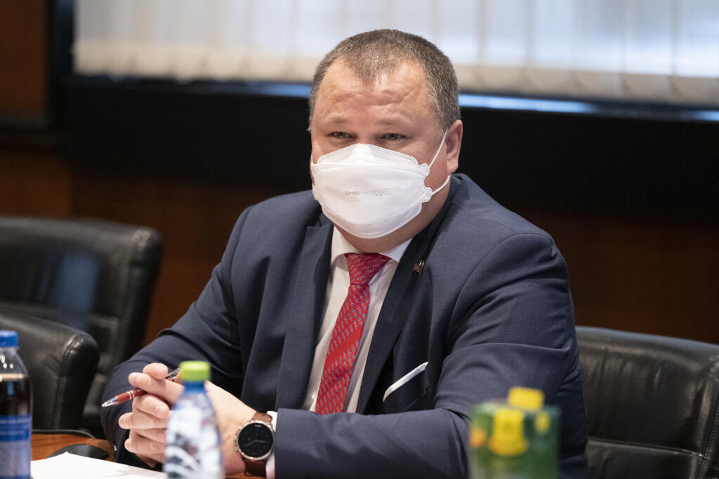 Na snímke prezident Americkej obchodnej komory v SR (AmCham) Gabriel Galgóci na zasadnutí orgánov Centra pre umelú inteligenciu v priestoroch STU 10. decembra 2021 v Bratislave. FOTO TASR - Pavel Neubauer