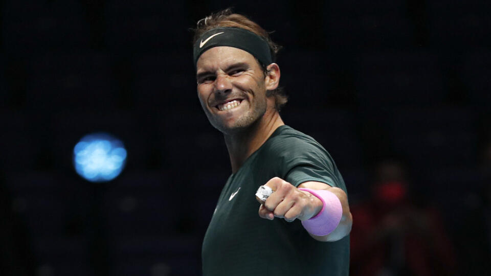 KK1 Londýn - Na snímke španielsky tenista Rafael Nadal sa teší po víťazstve v zápase skupiny Londýn 2020 proti Stefanosovi Tsitsipasovi z Grécka na turnaji majstrov v Londýne 19. novembra 2020. FOTO TASR/AP
Rafael Nadal of Spain celebrates defeating Stefanos Tsitsipas of Greece during their tennis match at the ATP World Finals tennis tournament at the O2 arena in London, Thursday, Nov. 19, 2020. (AP Photo/Frank Augstein)