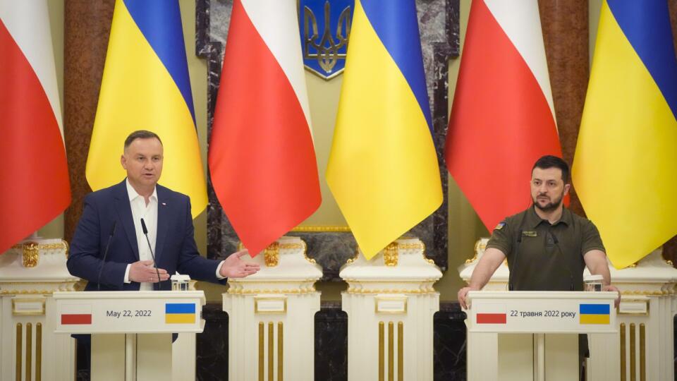 PK 38 Kyjev - Na snímke zľava poľský prezident Andrzej Duda a ukrajinský prezident Volodymyr Zelenskyj počas tlačovej konferencie v Kyjeve v nedeľu 22. mája 2022. FOTO TASR/AP
Ukrainian President Volodymyr Zelenskyy, right, and Polish President Andrzej Duda, attend a news conference after their meeting in Kyiv, Ukraine, Sunday, May 22, 2022. (AP Photo/Efrem Lukatsky)