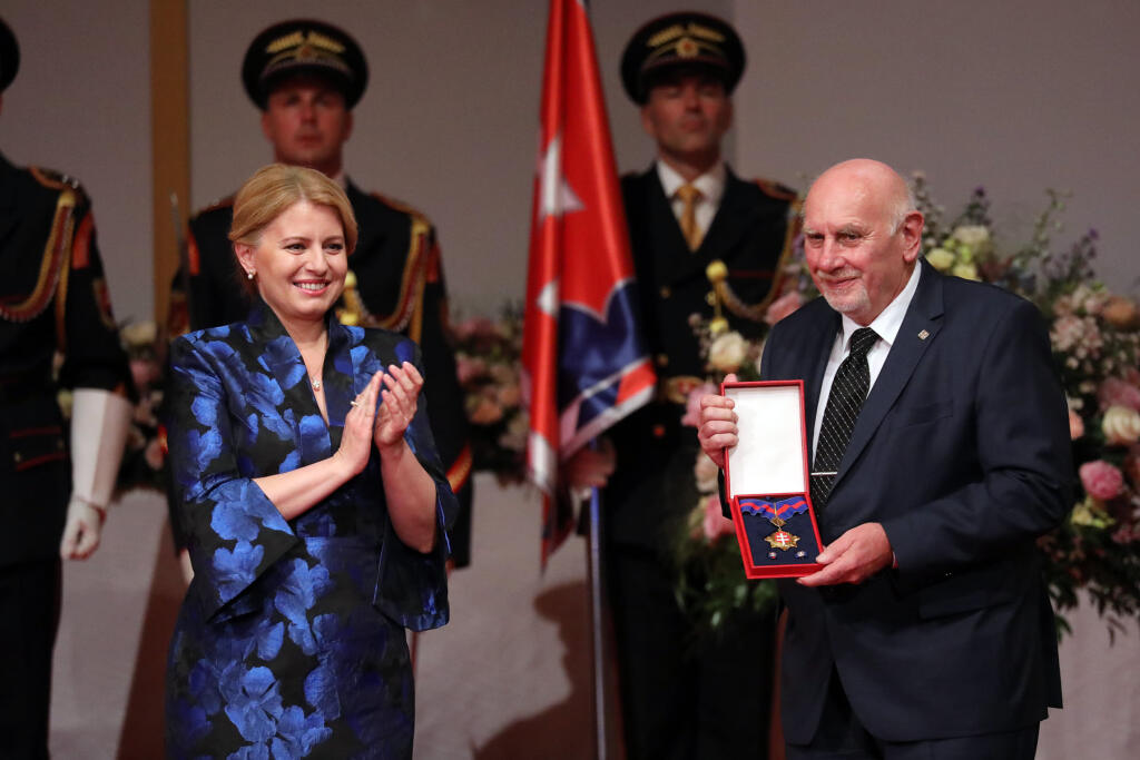 Odovzdávanie štátnych vyznamenaní pri príležitosti vzniku Slovenskej republiky. Prezidentka zaujala nielen účesom, ale aj modrými šatami, ktoré pripomínali kimono. Práve tento kúsok mala oblečený aj na návšteve v Japonsku.