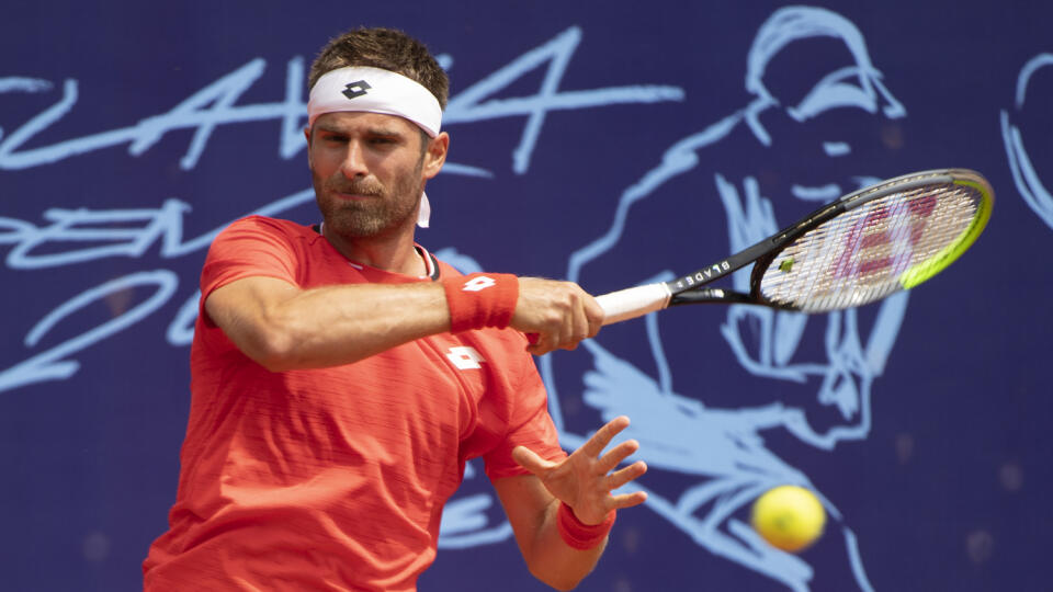 Na snímke slovenský tenista a druhý nasadený hráč Norbert Gombos v 1. kole dvojhry mužov proti krajanovi Michalovi Novanskému na turnaji Bratislava Open 2020 v stredu 17. júna 2020 v Bratislave. FOTO TASR - Pavel Neubauer