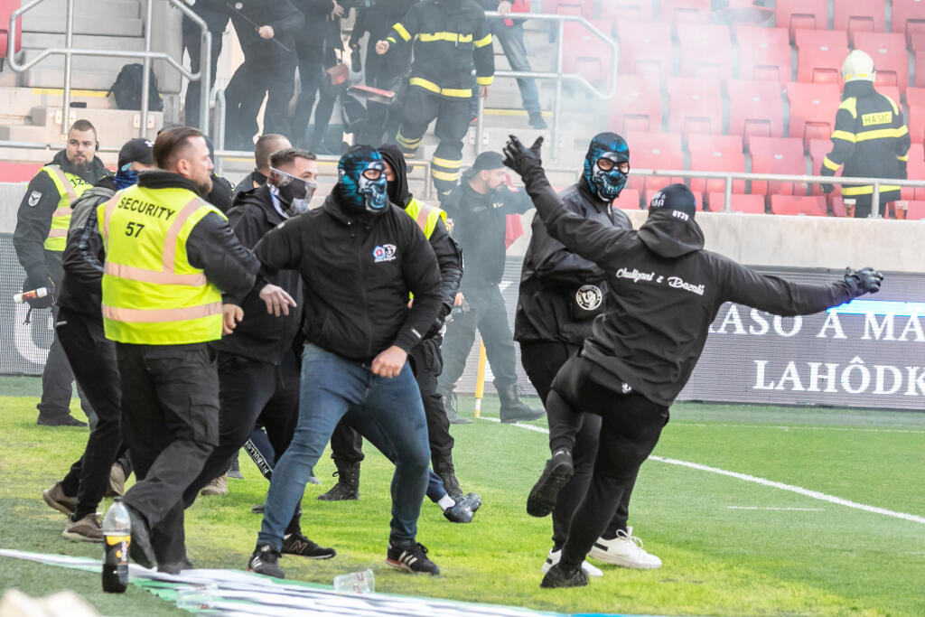 Derby Trnavy so Slovanom predčasne ukončili po tom, ako ihrisko zaplavili chuligáni, ktorí sa bili hlava-nehlava.